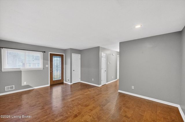 3202 Tara Gale Dr, Louisville, KY 40216