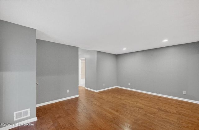 3202 Tara Gale Dr, Louisville, KY 40216