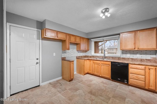 3202 Tara Gale Dr, Louisville, KY 40216