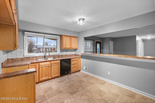 3202 Tara Gale Dr, Louisville, KY 40216