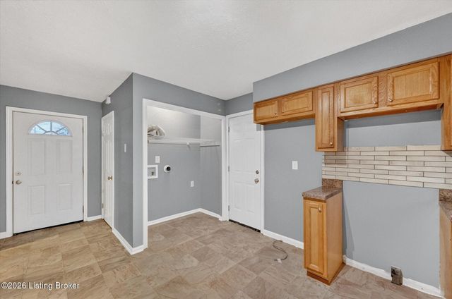 3202 Tara Gale Dr, Louisville, KY 40216