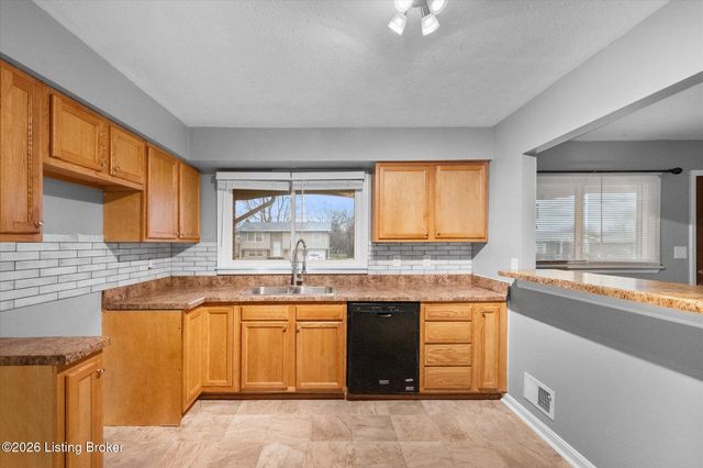 3202 Tara Gale Dr, Louisville, KY 40216