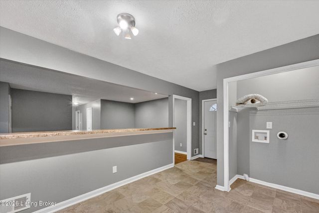 3202 Tara Gale Dr, Louisville, KY 40216