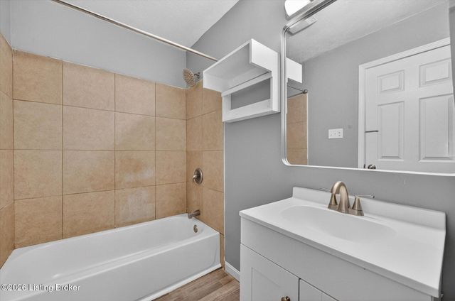 3202 Tara Gale Dr, Louisville, KY 40216