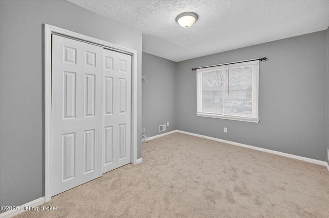 3202 Tara Gale Dr, Louisville, KY 40216