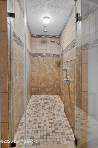 3202 Tara Gale Dr, Louisville, KY 40216