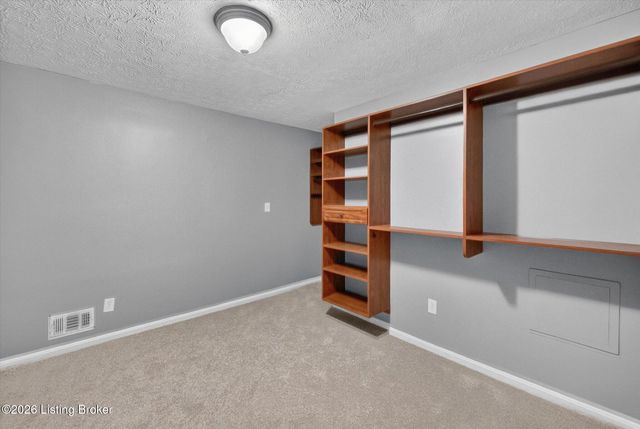 3202 Tara Gale Dr, Louisville, KY 40216