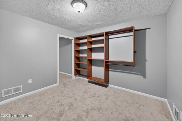 3202 Tara Gale Dr, Louisville, KY 40216