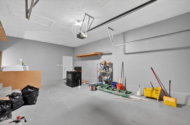 3202 Tara Gale Dr, Louisville, KY 40216