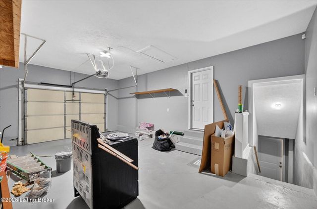 3202 Tara Gale Dr, Louisville, KY 40216