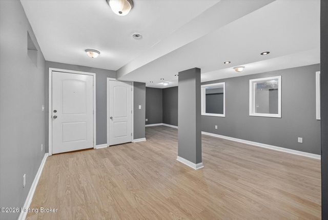 3202 Tara Gale Dr, Louisville, KY 40216