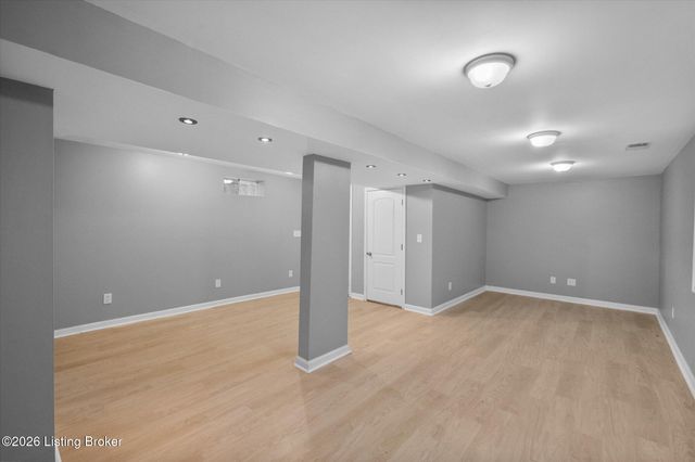 3202 Tara Gale Dr, Louisville, KY 40216