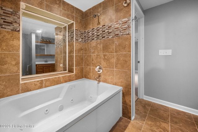 3202 Tara Gale Dr, Louisville, KY 40216