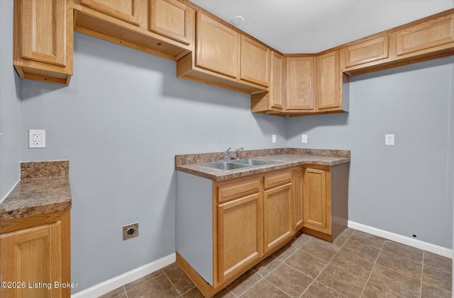 3202 Tara Gale Dr, Louisville, KY 40216