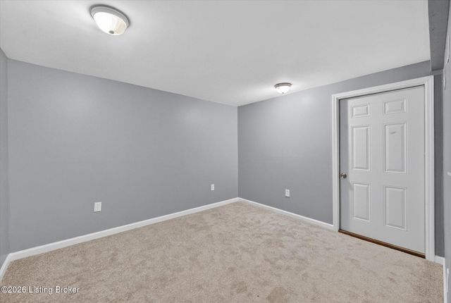 3202 Tara Gale Dr, Louisville, KY 40216