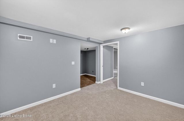 3202 Tara Gale Dr, Louisville, KY 40216