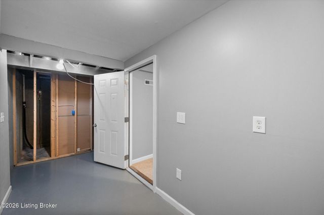 3202 Tara Gale Dr, Louisville, KY 40216