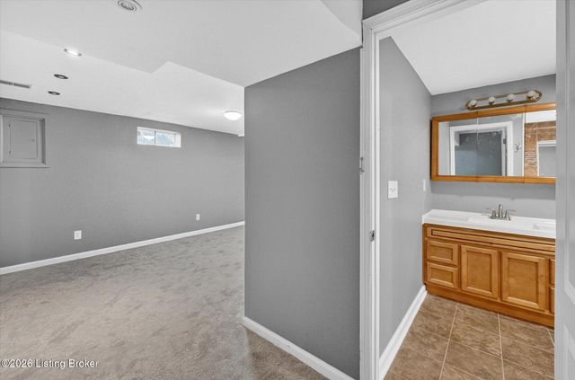 3202 Tara Gale Dr, Louisville, KY 40216