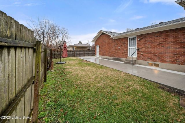 3202 Tara Gale Dr, Louisville, KY 40216