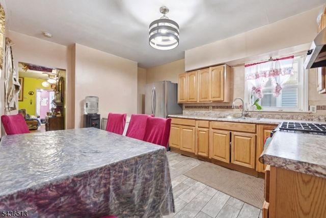 32 Martin Luther King Jr B, Newark City, NJ 07104