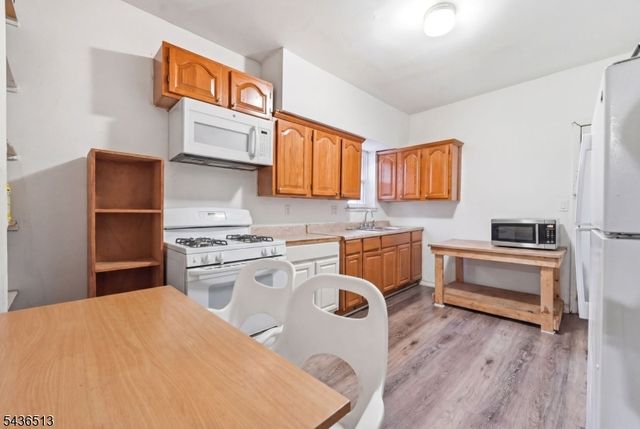 32 Martin Luther King Jr B, Newark City, NJ 07104