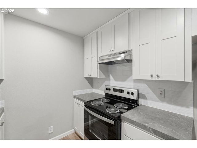 20815 WALNUT St, Aurora, OR 97002