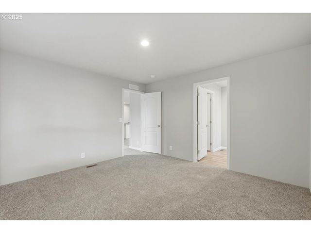 20815 WALNUT St, Aurora, OR 97002