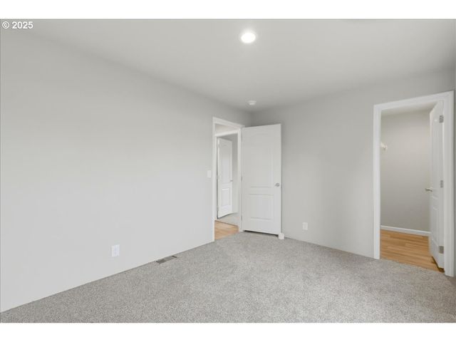 20815 WALNUT St, Aurora, OR 97002