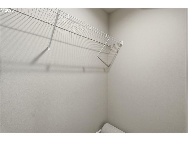 20815 WALNUT St, Aurora, OR 97002