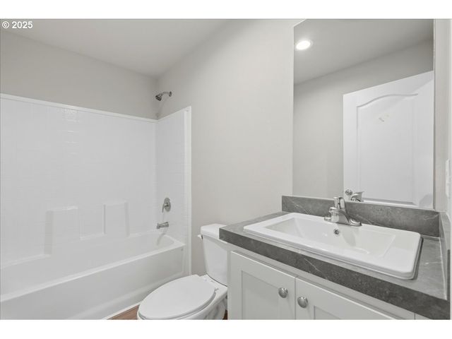 20815 WALNUT St, Aurora, OR 97002