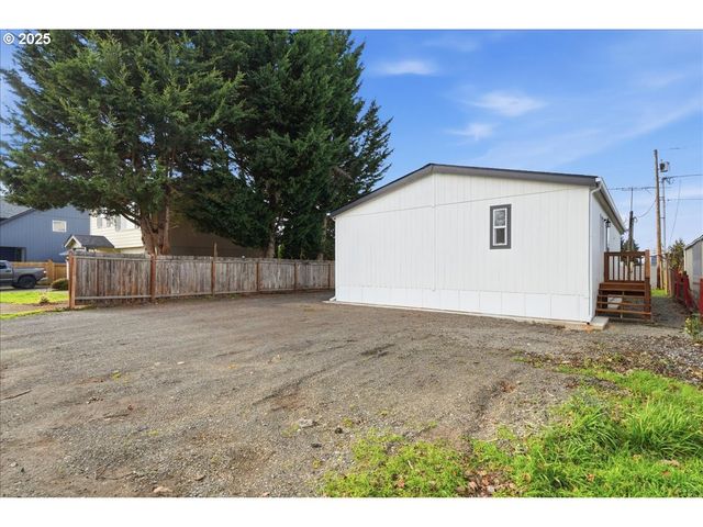 20815 WALNUT St, Aurora, OR 97002
