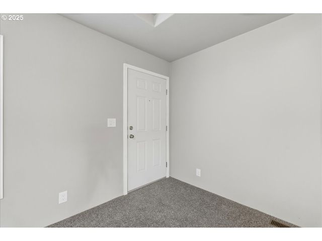 20815 WALNUT St, Aurora, OR 97002