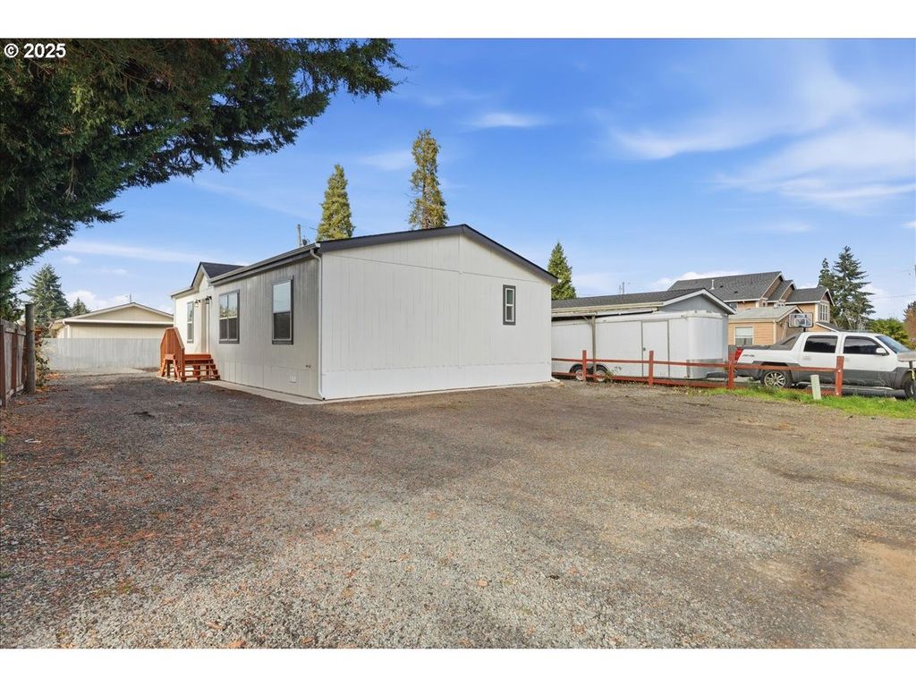 20815 WALNUT St, Aurora, OR 97002