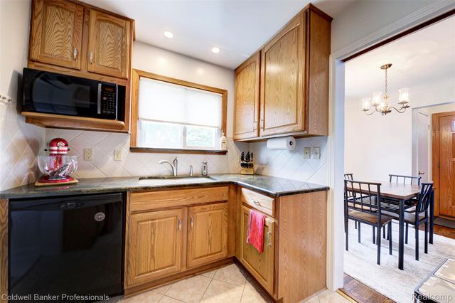 702 Woodlawn Avenue, Royal Oak, MI 48073