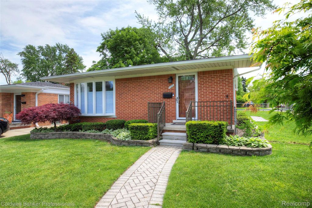 702 Woodlawn Avenue, Royal Oak, MI 48073