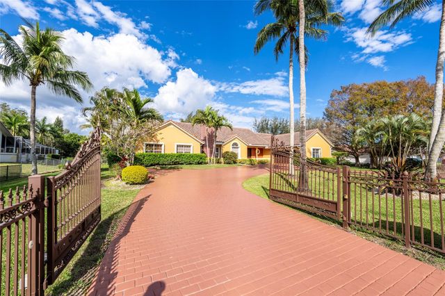 11301 SW 3rd Street, Plantation, FL 33325