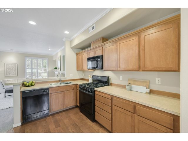 2886 Nw KENNEDY Ct, Portland, OR 97229