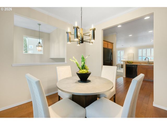 2886 Nw KENNEDY Ct, Portland, OR 97229