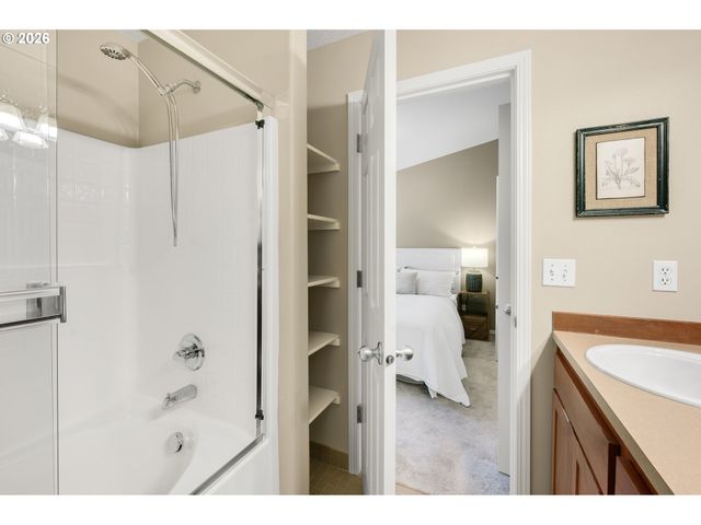 2886 Nw KENNEDY Ct, Portland, OR 97229