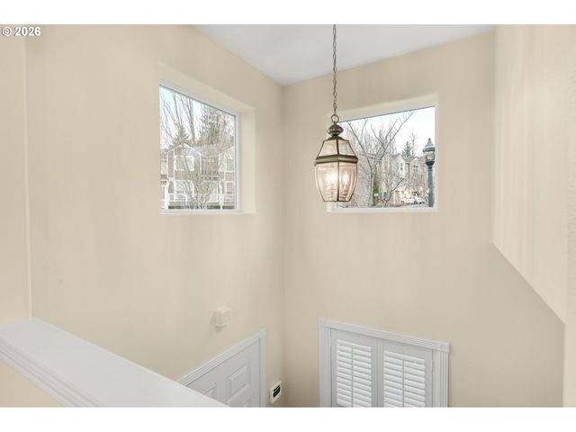 2886 Nw KENNEDY Ct, Portland, OR 97229