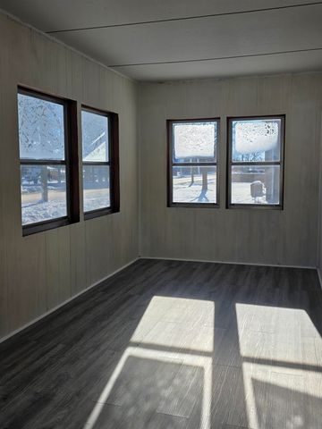 307 6th Ave NE, Independence, IA 50644