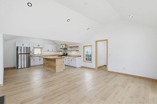 3 Robert St, Attleboro, MA 02703