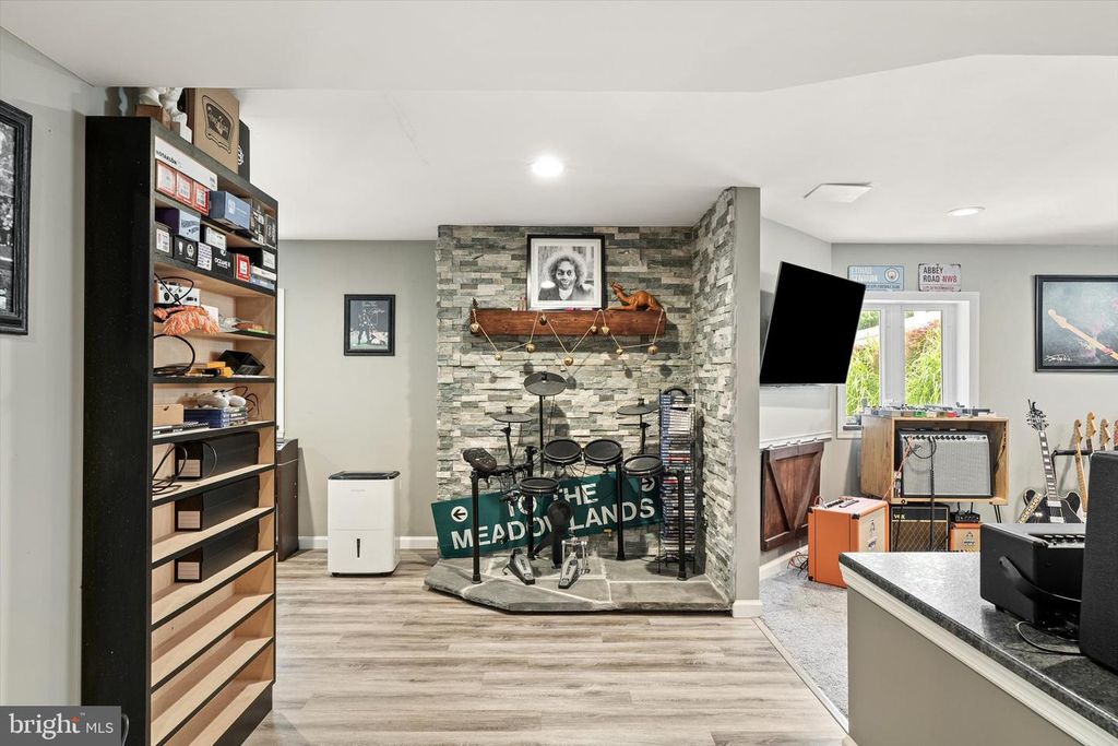 18 MIDDLETON DR, Hamilton, NJ 08620