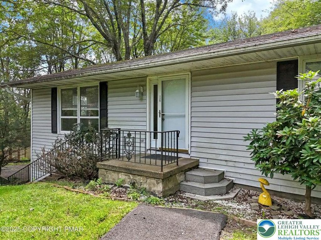 129 Winona Road, Mount Pocono Boro, PA 18344