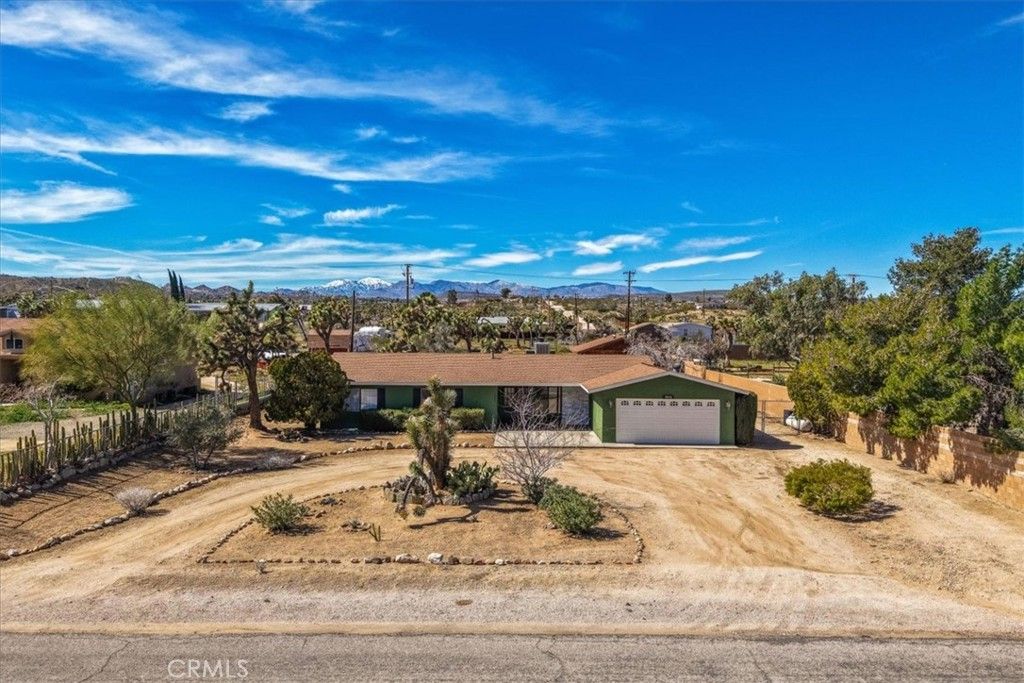 Image 3 of property listing at 4808 Camarilla Avenue, Yucca Valley, CA 92284