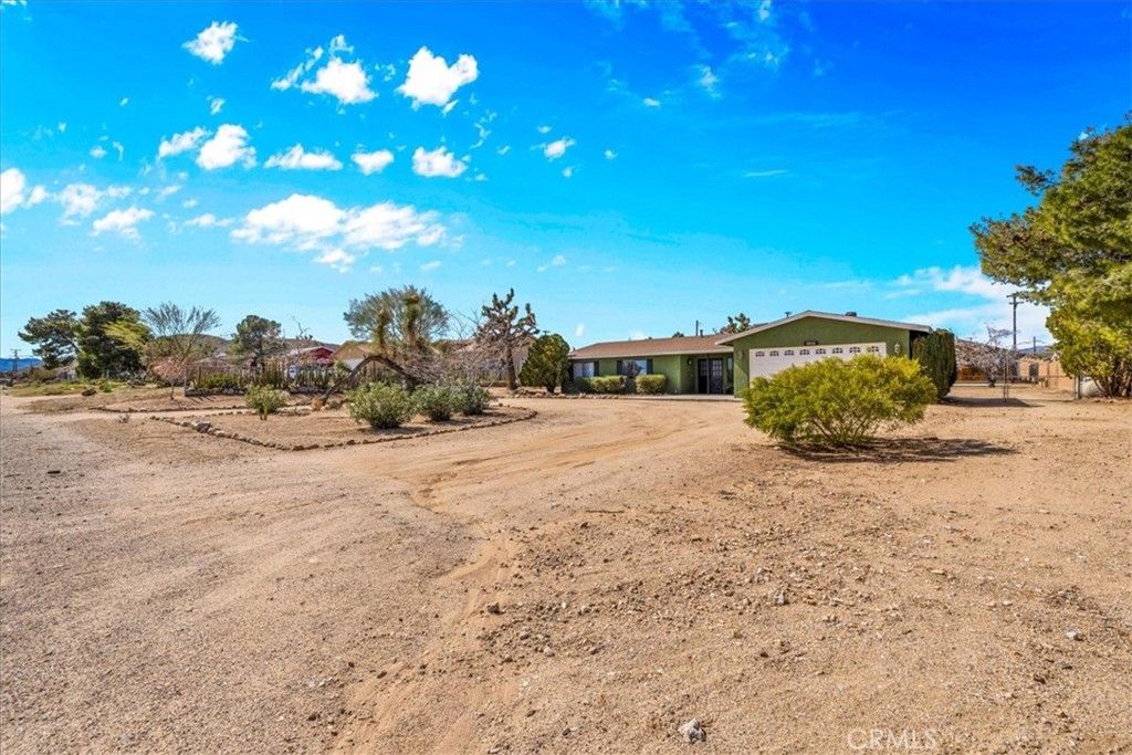 Image 4 of property listing at 4808 Camarilla Avenue, Yucca Valley, CA 92284