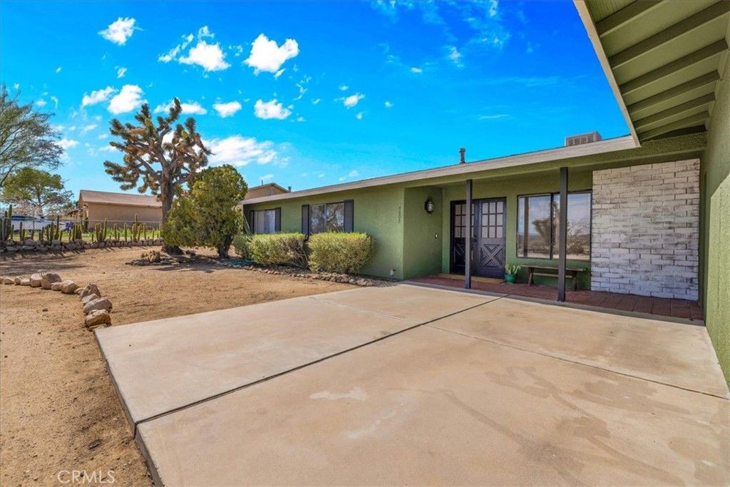Image 5 of property listing at 4808 Camarilla Avenue, Yucca Valley, CA 92284