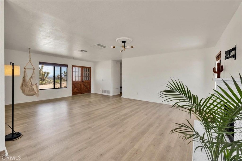 Image 9 of property listing at 4808 Camarilla Avenue, Yucca Valley, CA 92284