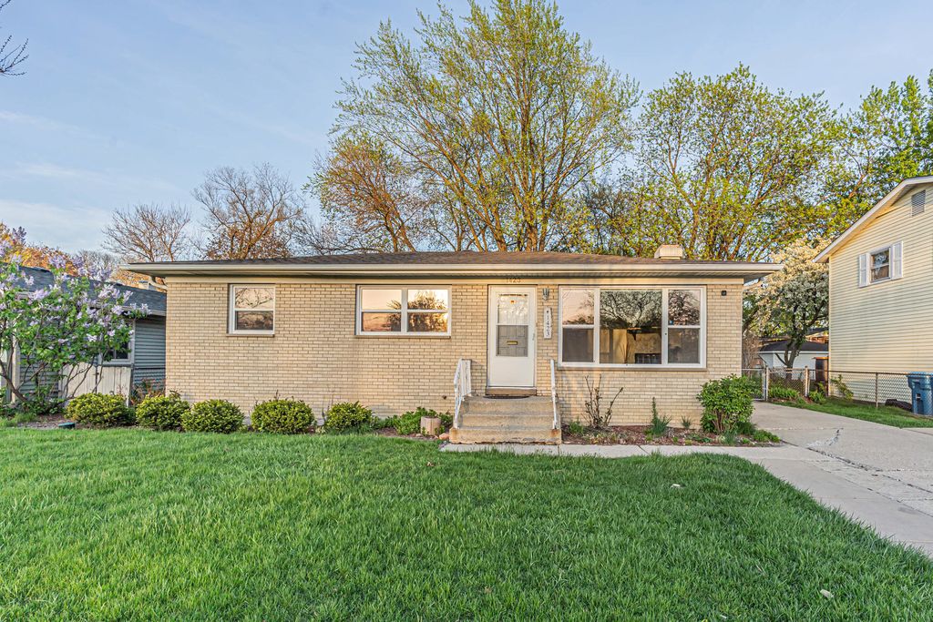 1423 S Busse Road, Mount Prospect, IL 60056