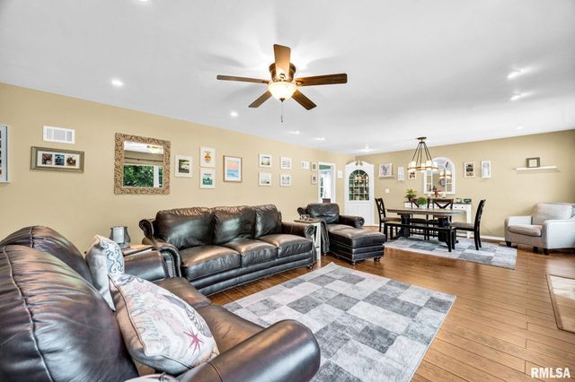 1711 SHORT Drive, Pekin, IL 61544